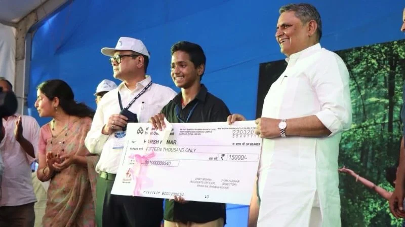 A younger Harsh Rajput receiving his first innovation cheque at Bihar Bal Bhawan Kilkari
